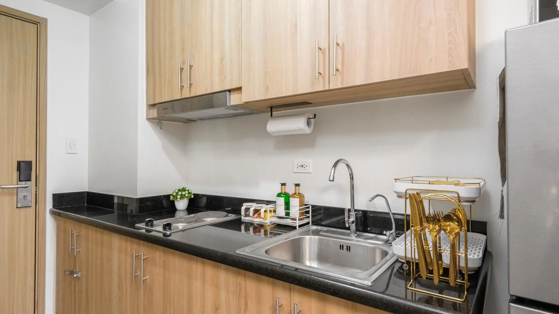 2 Side-By-Side P00L Front Condos, 6 Beds, 2 Cr, 2 Kitchen For 10 Guests At Moa Manila